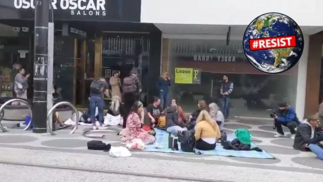 Aussies picnic in front of restaurants requiring vaccine passports!