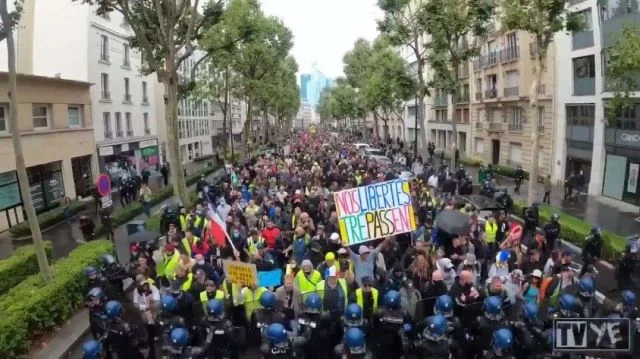 Incredible Scenes - French Protesters Today In Paris France (20210807)