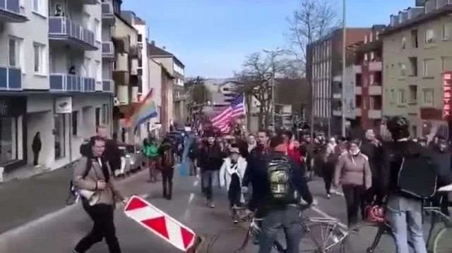 Group tries to Block Anti Lockdown Protest in Germany - The Police Clear the Way