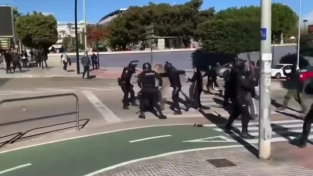 Police Beat an ELDERLY MAN WITH NIGHTSTICKS! - For Your Health - Cadiz Spain!