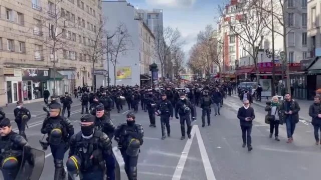 ⚡️ For the 32nd Saturday in a row Parisians took to the streets to demand the end of COVID restri