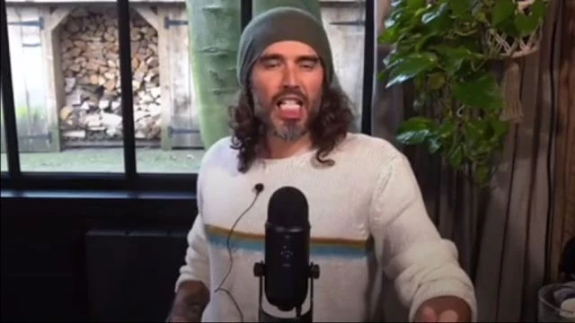 Russel Brand mocks CNNs Brian Stelter and its hilarious!