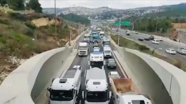 A massive convoy of trucks and buses has created a road blockade in Israel