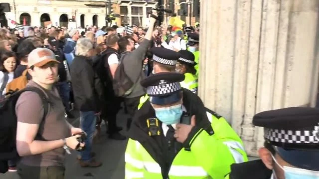 UK - Citizens throw syringes over Parliament fences REFUSING the mandatory vaccine BIOWEAPON!