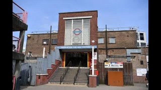 TfL staff refused to help a partially sighted (blind) teenager navigate a station [YT UPLOAD]