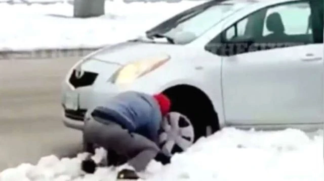 ⁣⁣Mississauga Porch Pirate / Thief Fails Stealing a Package & Gets his Car Stuck in a Snowbank