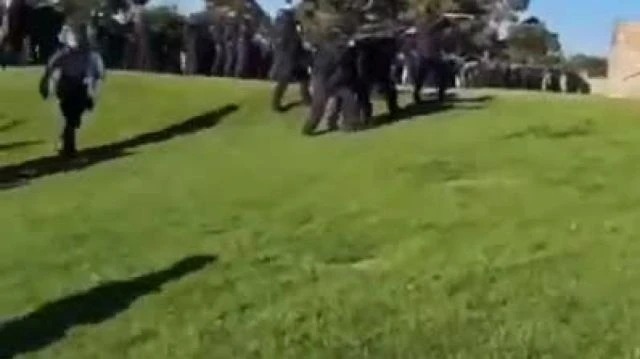 AUSSIE POLICE SHOOTING CONSTRUCTION WORKERS WITH RUBBER BULLETS AT WAR MEMORIAL FOR THEIR HEALTH