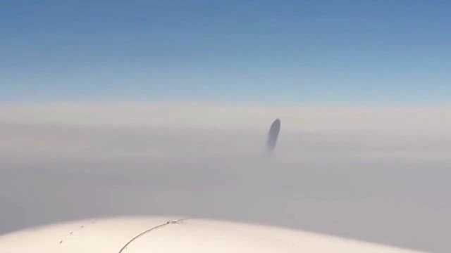 ⁣⁣Bizarre UFO above Aegean Sea (2015)