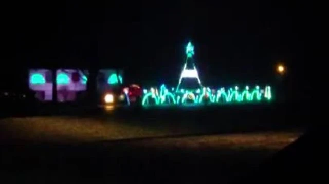 This was EPIC! Christmas Lights synchronized to music