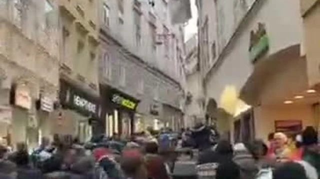 AUSTRIA NWO LOCKDOWN FAIL: PEOPLE LOCKED THEMSELVES IN THE STREETS NOT AT HOME