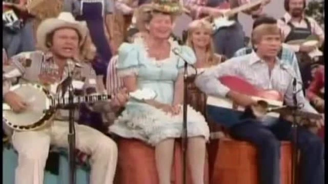 Minnie Pearl and the Hee Haw cast Will The Circle Be Unbroken?