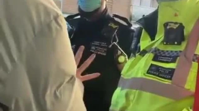 POLICE HARASS & THREATEN A SHOPKEEPER FOR NOT WEARING A MASK