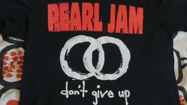 En meget interessant T-shirt fra Pearl Jam