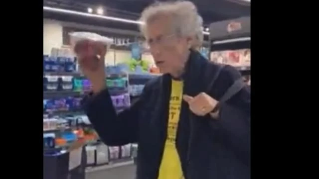 Piers Corbyn pays with cash at a cashless Aldi, this is how you defeat the globalists…🔥