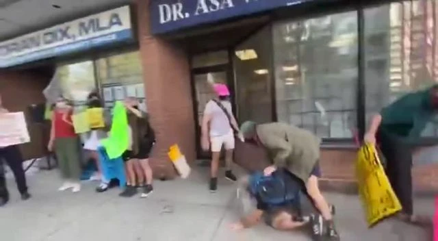 They attack a man with an anti-vaccine sign - READ BELOW