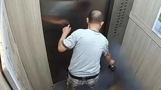 Exploding eBike battery burns owner to a crisp in the elevator - SAD VIDEO