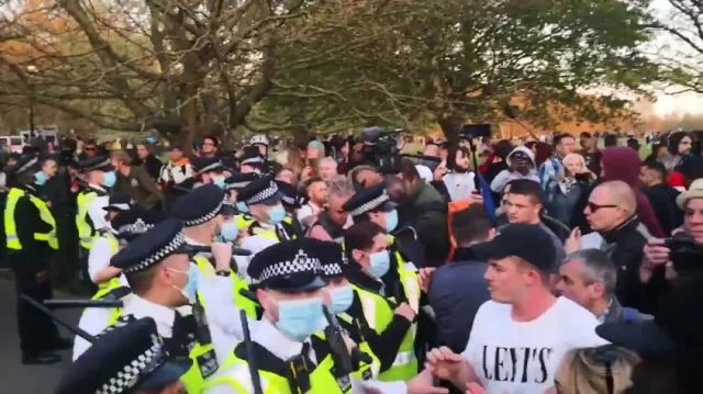 POLICE TRY TO END THE PARTY BY USING HOSTILITY IN HYDE PARK LONDON