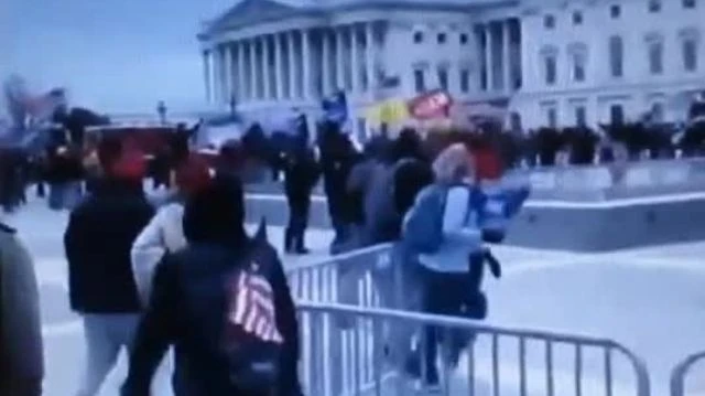 Capitol police let people inside